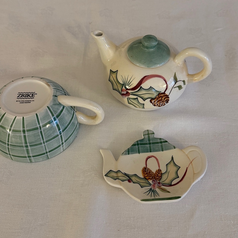 Festive Tea for 2 with Holly Design and tea bag holder - Picture 2 of 4
